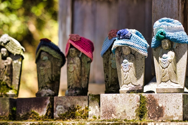 Sección baja de una mujer de pie en el cementerio