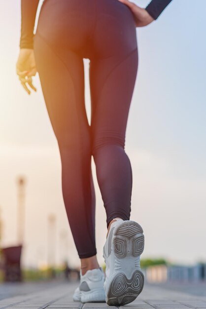 Foto sección baja de la mujer de pie contra el cielo