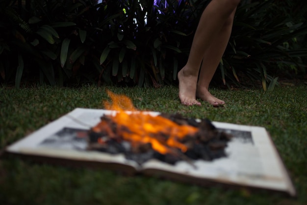 Foto sección baja de una mujer de pie en la hierba