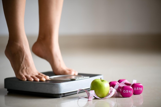 Foto sección baja de la mujer de pie en la manzana