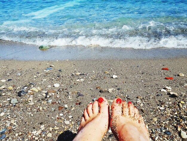 Foto sección baja de la mujer en la playa