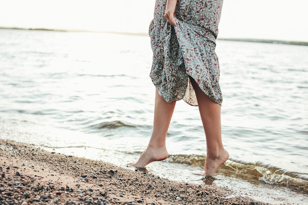 Foto sección baja de la mujer en la playa