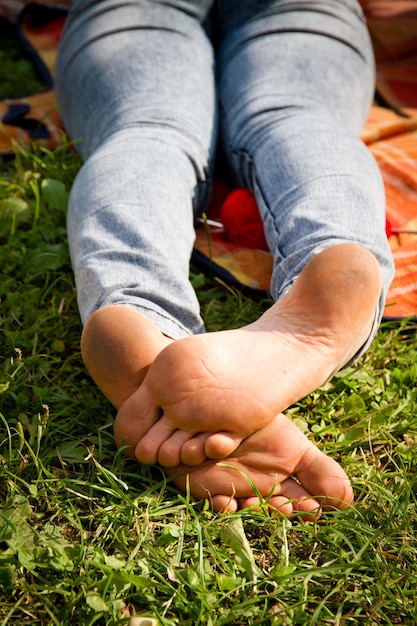 Foto sección baja de la mujer relajándose en el campo