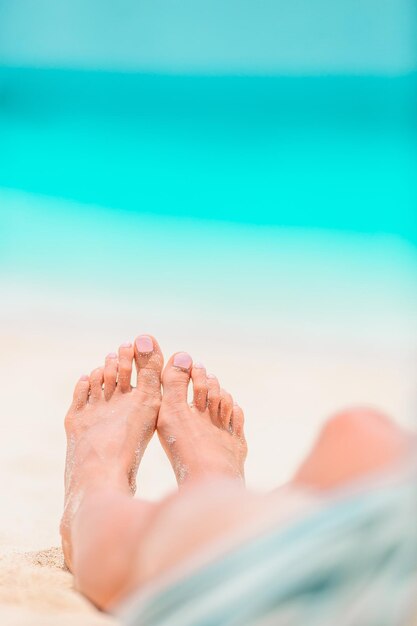 Foto sección baja de una mujer relajándose en la playa