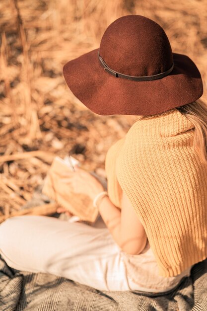 Foto sección baja de una mujer sentada en un libro