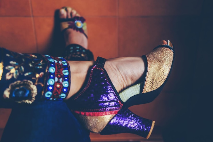 Foto sección baja de una mujer con tacones altos en el suelo
