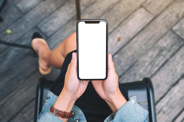 Foto sección baja de una mujer con un teléfono móvil