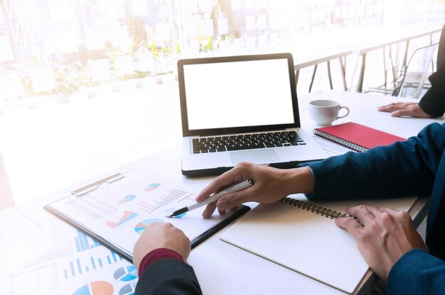 Sección baja de la mujer usando computadora portátil en la mesa
