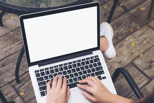 Sección baja de una mujer usando una computadora portátil
