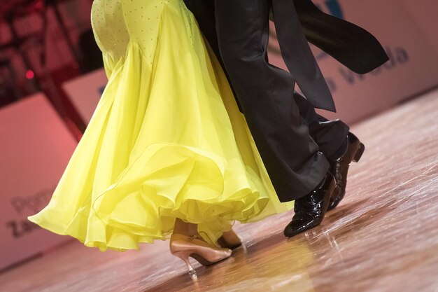 Foto sección baja de una mujer con zapatos en el suelo de madera dura