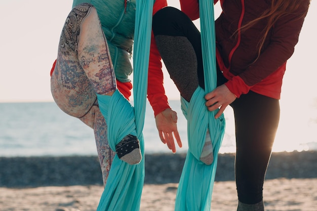 Foto sección baja de mujeres bailando en la playa