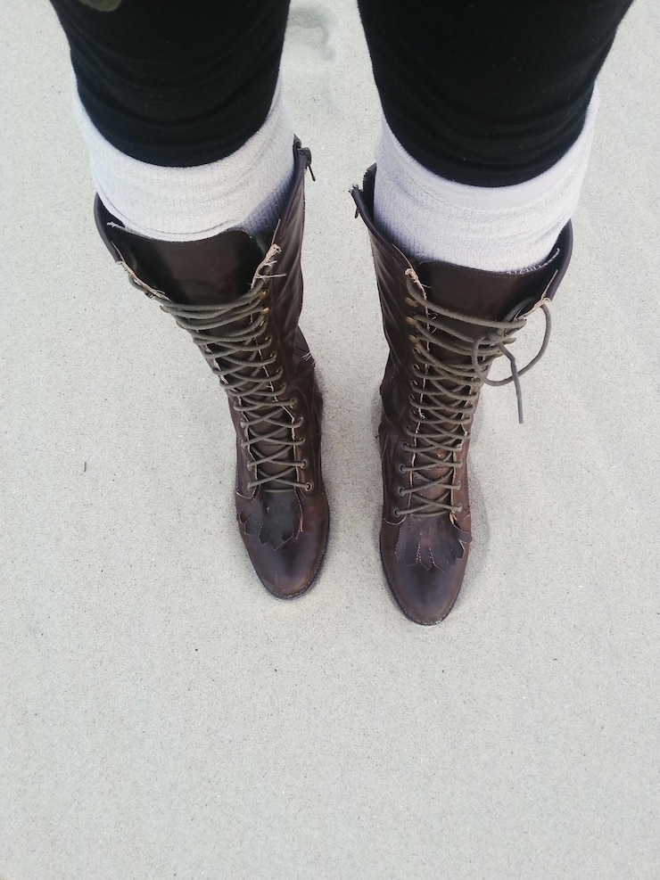 Foto sección baja de mujeres que usan botas