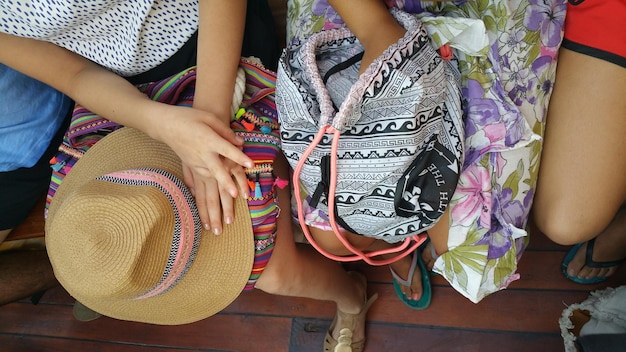 Foto sección baja de mujeres sentadas al aire libre