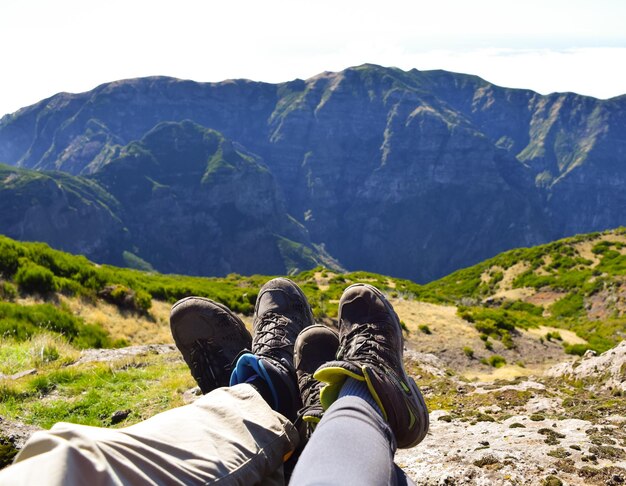 La sección baja de la pareja contra la montaña