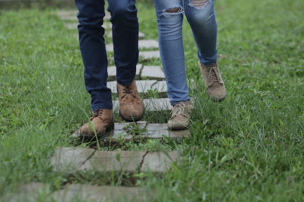 Foto sección baja de la pareja de pie en el campo