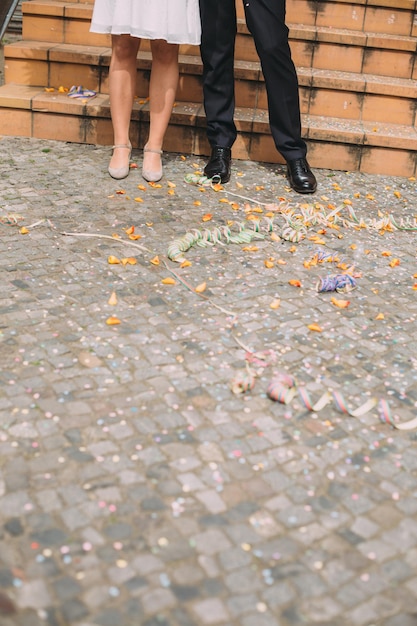 Sección baja de una pareja de pie en un sendero.