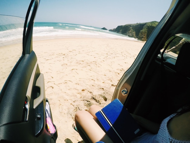 Foto sección baja de una persona en la arena de la playa