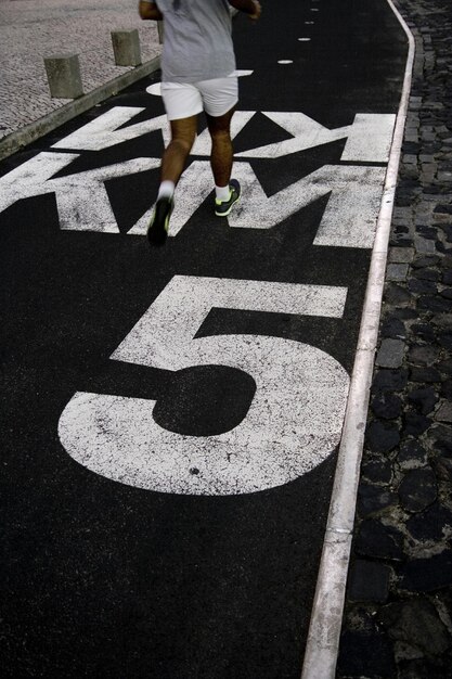 Foto sección baja de una persona corriendo por la calle