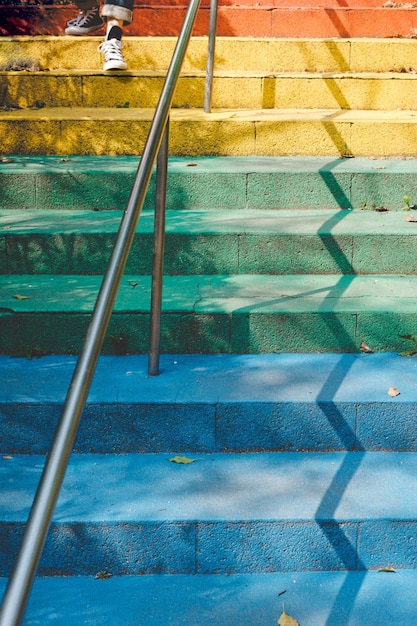 Foto sección baja de la persona en los escalones