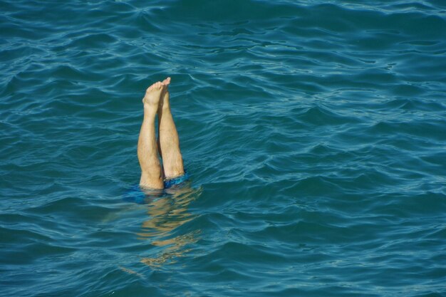 Foto sección baja de la persona en el mar