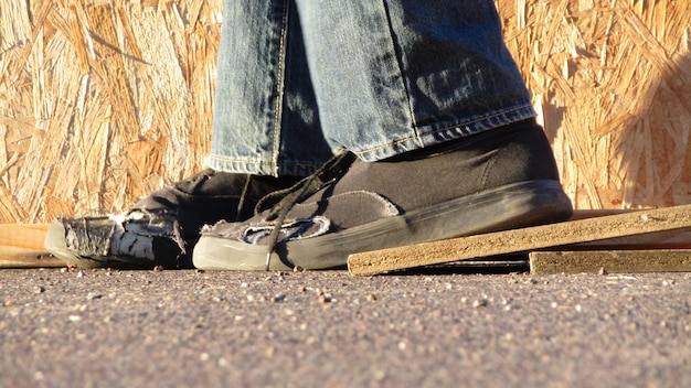 Sección baja de una persona de pie en la calle