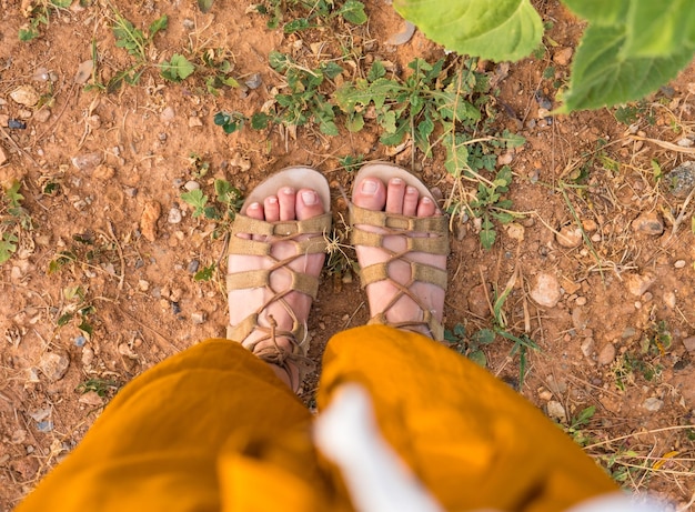 Foto sección baja de una persona de pie en el campo