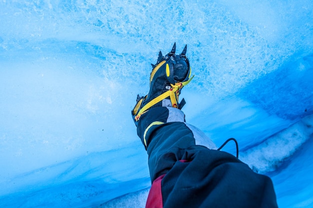 Foto sección baja de una persona de pie sobre el hielo