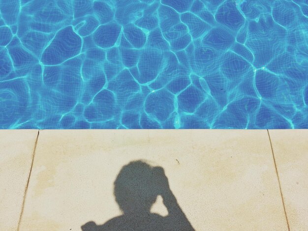 Foto sección baja de la persona en la piscina