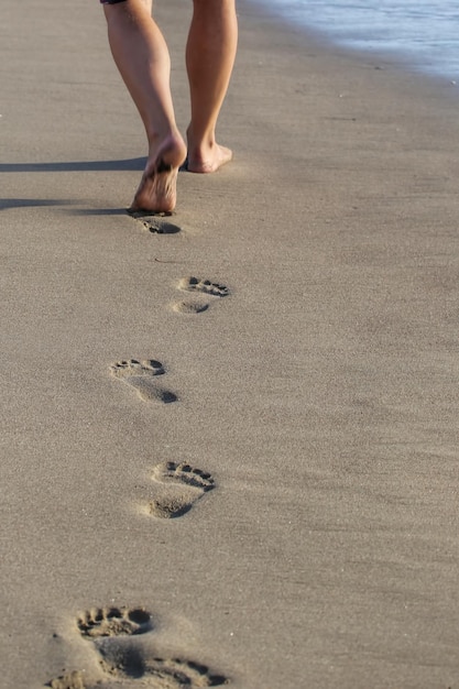 Foto sección baja de una persona en la playa