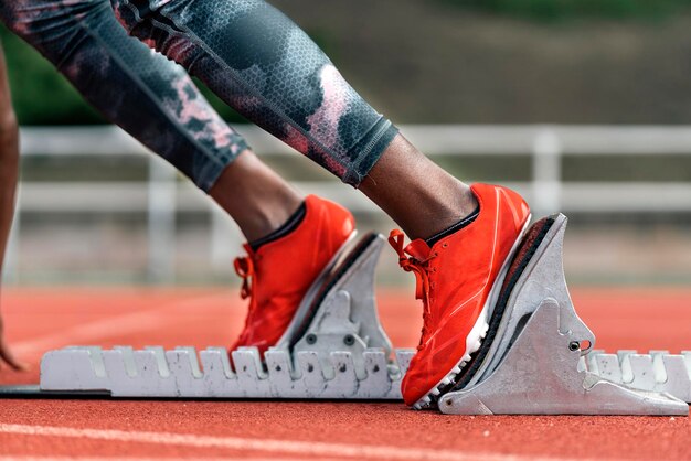 Sección baja de una persona que lleva zapatos rojos