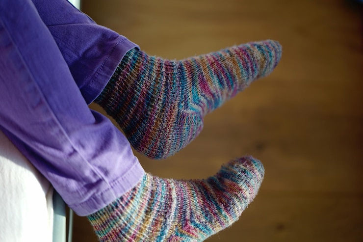 Foto sección baja de la persona que usa calcetines en casa