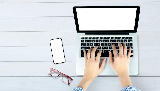 Sección baja de la persona que usa la computadora portátil en la mesa