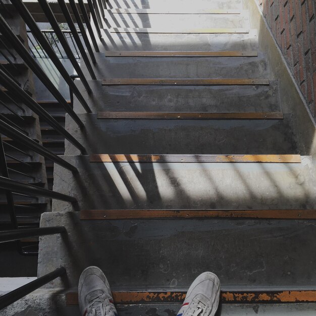 Foto sección baja de una persona con zapatos en los escalones