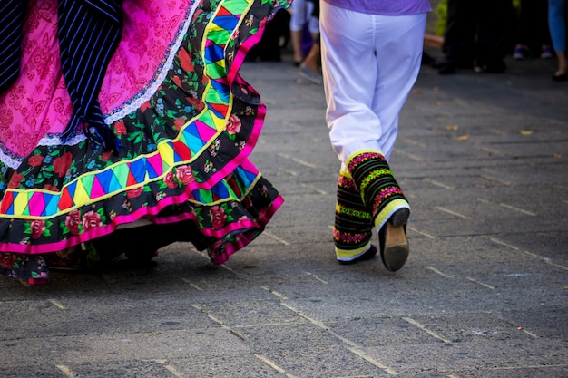 Foto sección baja de personas bailando en la calle