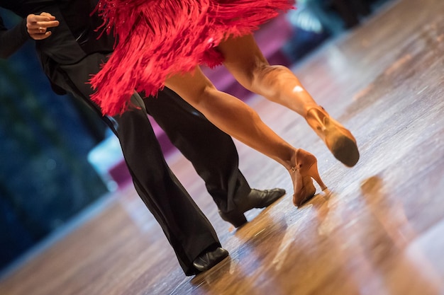 Foto sección baja de personas bailando en el suelo