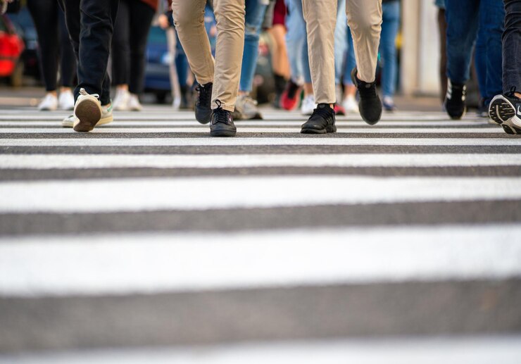 Foto sección baja de personas caminando por la calle de la ciudad