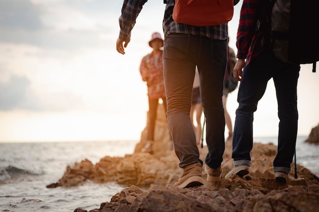 Sección baja de personas caminando por la playa