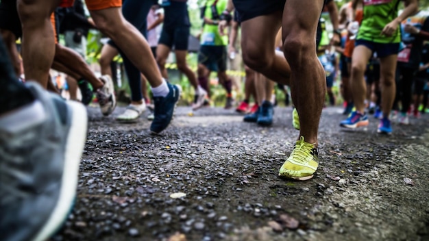 Sección baja de personas corriendo en la calle durante el maratón