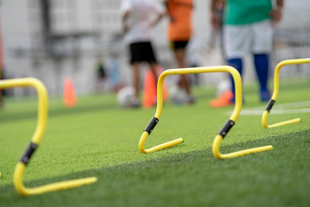 Foto sección baja de personas jugando al fútbol en el campo