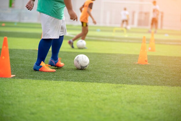 Sección baja de personas jugando al fútbol en el campo