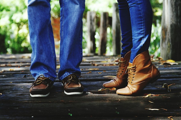 Sección baja de personas de pie al aire libre