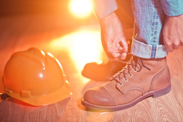 Foto sección baja de personas de pie en el suelo de madera