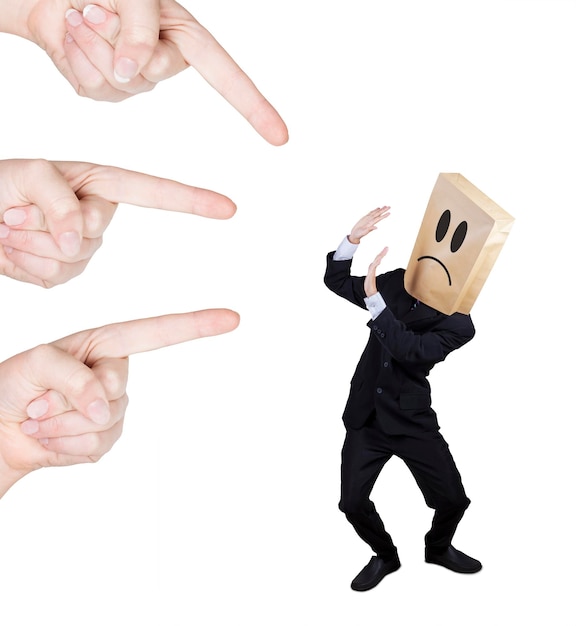 Sección baja de personas que se toman de la mano contra un fondo blanco