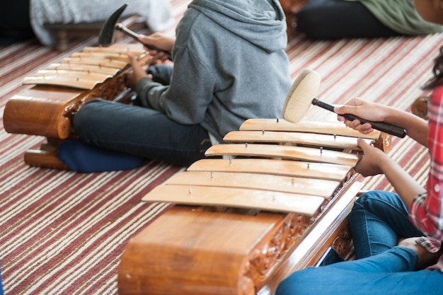 Sección baja de personas tocando gamelan