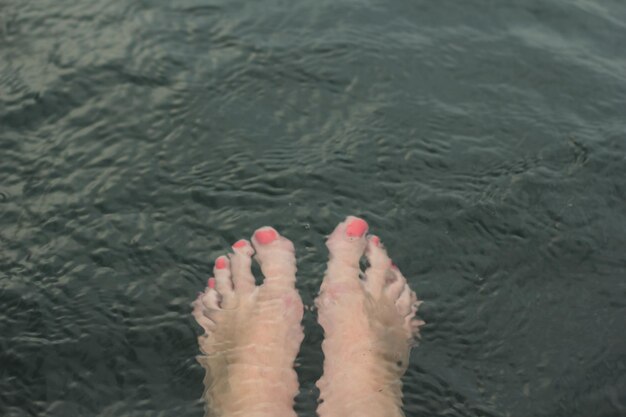 Sección baja de las piernas de la mujer en el lago