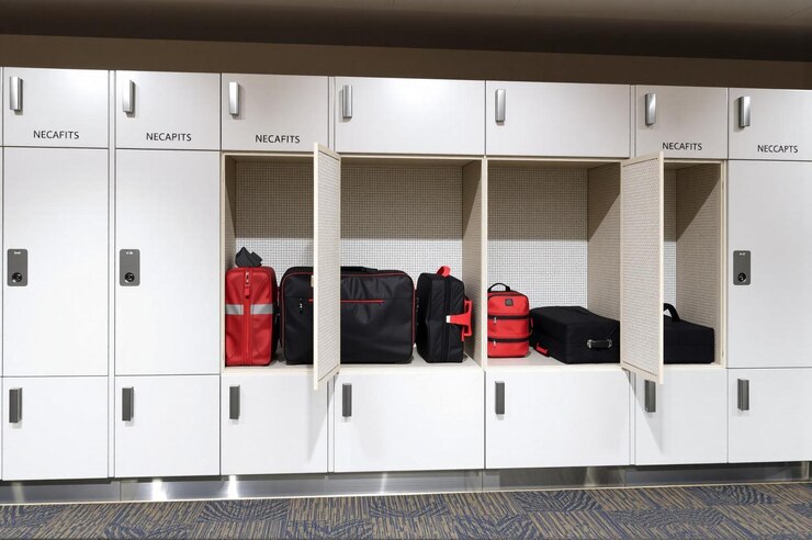 Sección de casillero de viaje del aeropuerto con bolsas y accesorios de viaje en el interior estilizados en un minimalis limpio
