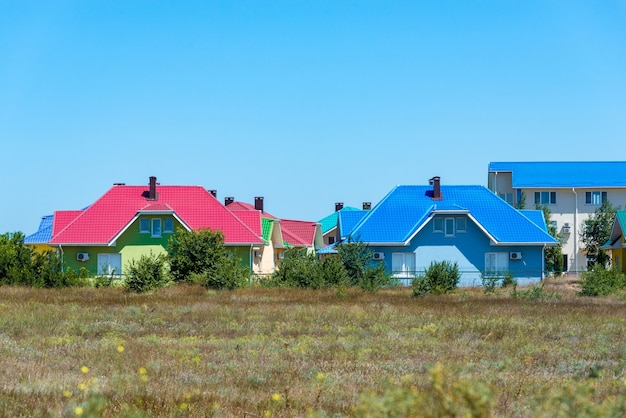 Una sección de coloridas viviendas adosadas en una ciudad costera de West Country