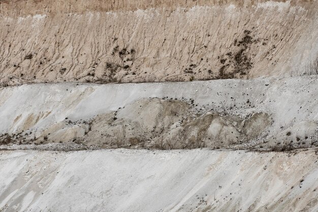 Sección geológica del suelo Vista de la montaña de arena y varias capas de suelo Cantera de arena Extracción de arena y piedras