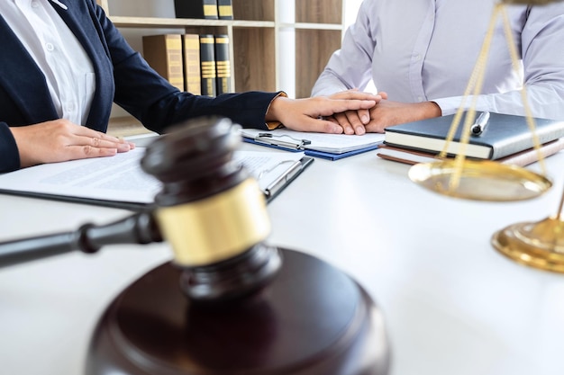 Foto sección media de abogados discutiendo en la oficina