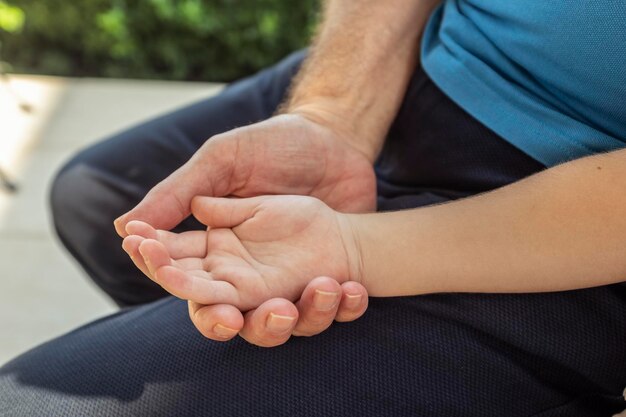 Foto sección media del abuelo sosteniendo la mano del nieto